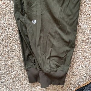 Lululemon army green joggers size 4